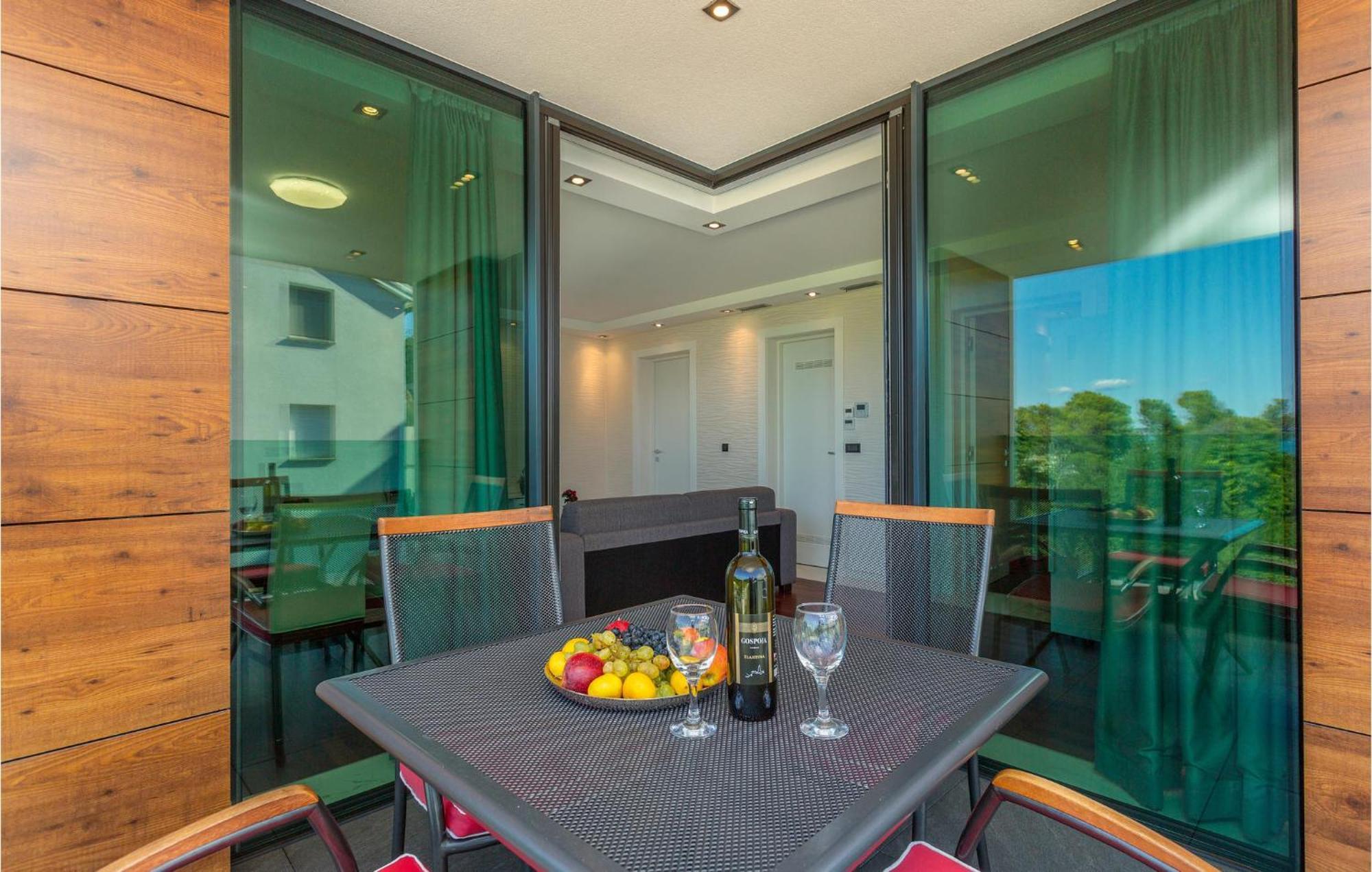 Stunning Apartment In Malinska With Kitchen Εξωτερικό φωτογραφία
